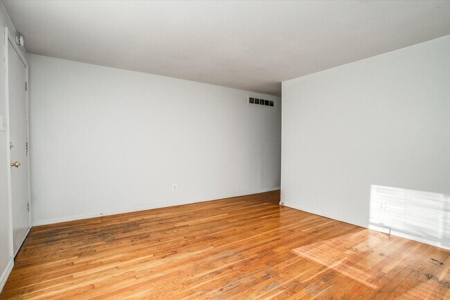 Building Photo - 4504-4506 N Jackson Ave