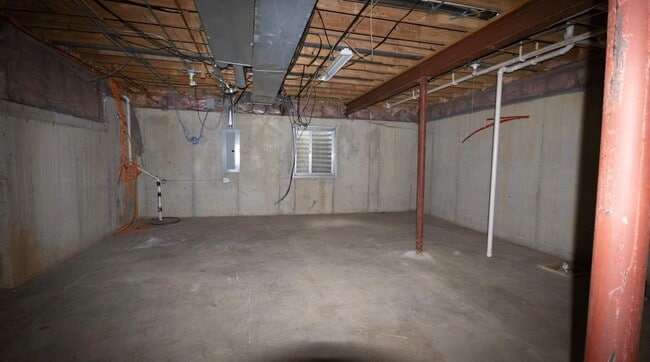Building Photo - 531 Primrose Ln
