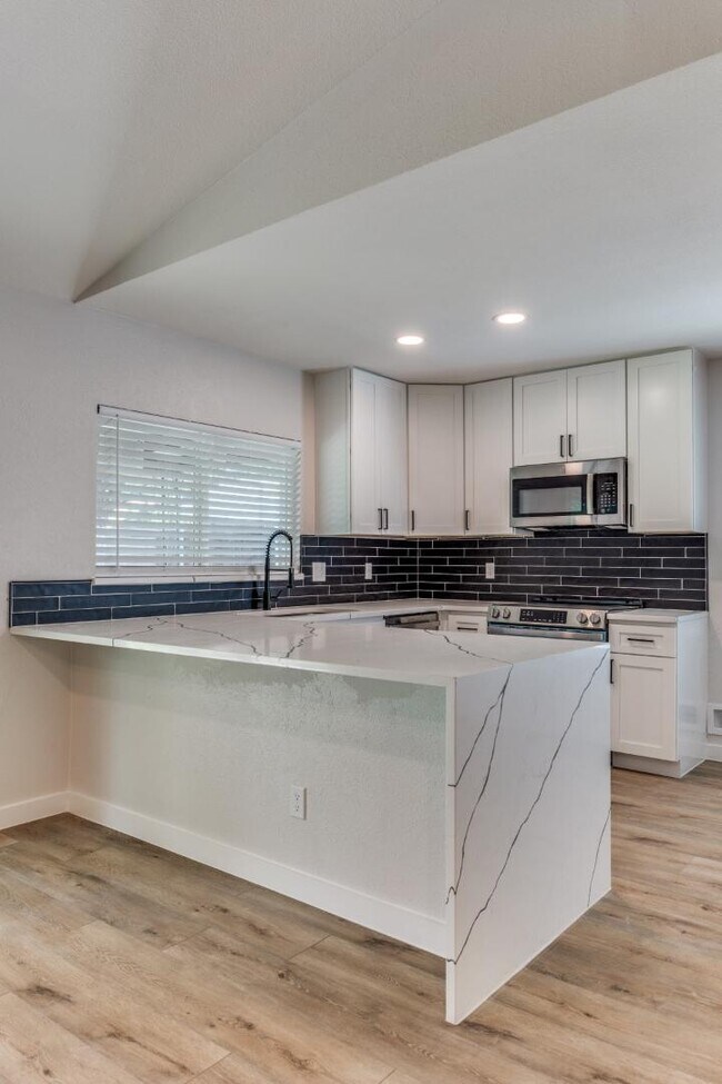 Building Photo - 4825 Cloverdale Ln