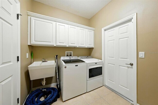 Building Photo - 36815 Queen Bee Ln