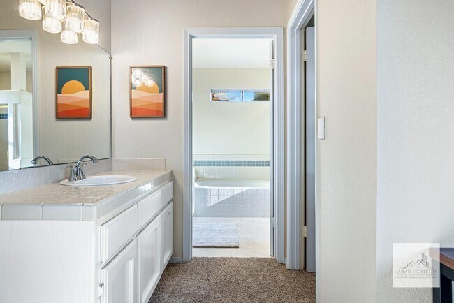 Building Photo - 805 E Buckhill Rd