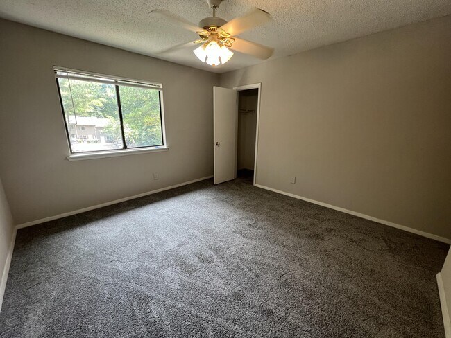 Building Photo - 6473 Klinect Ct
