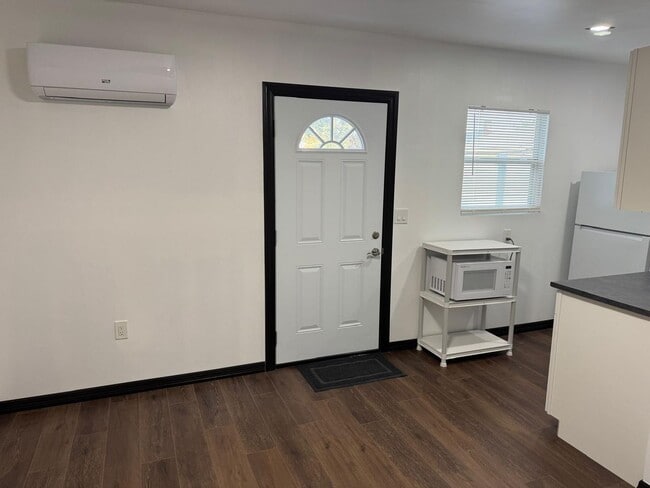 Building Photo - 1 Bed 1 bath Efficiency