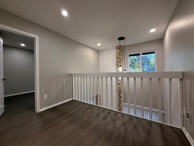 Building Photo - 1606 Waterloo Tr