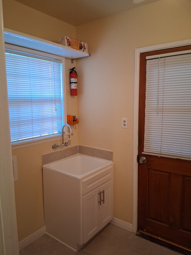 Building Photo - 2724 W Caldwell St