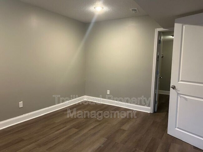 Building Photo - 605 Hillcrest St