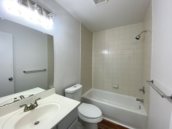 Building Photo - Washer/Dryer Included – Move-In Ready Home in Hills of Shaenfield!