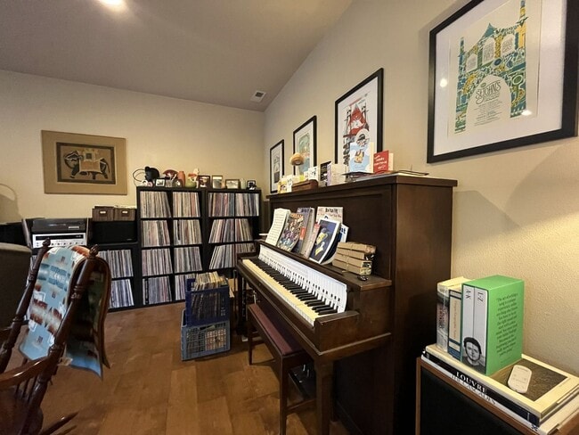 Building Photo - Bright and Modern North Portland Living with Three Bedrooms, Laundry Room & Attached Garage