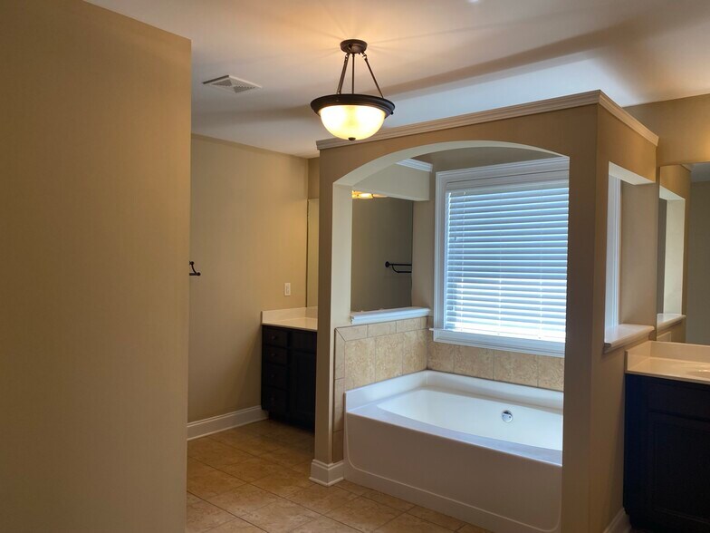 Building Photo - 319 Haywood Dr
