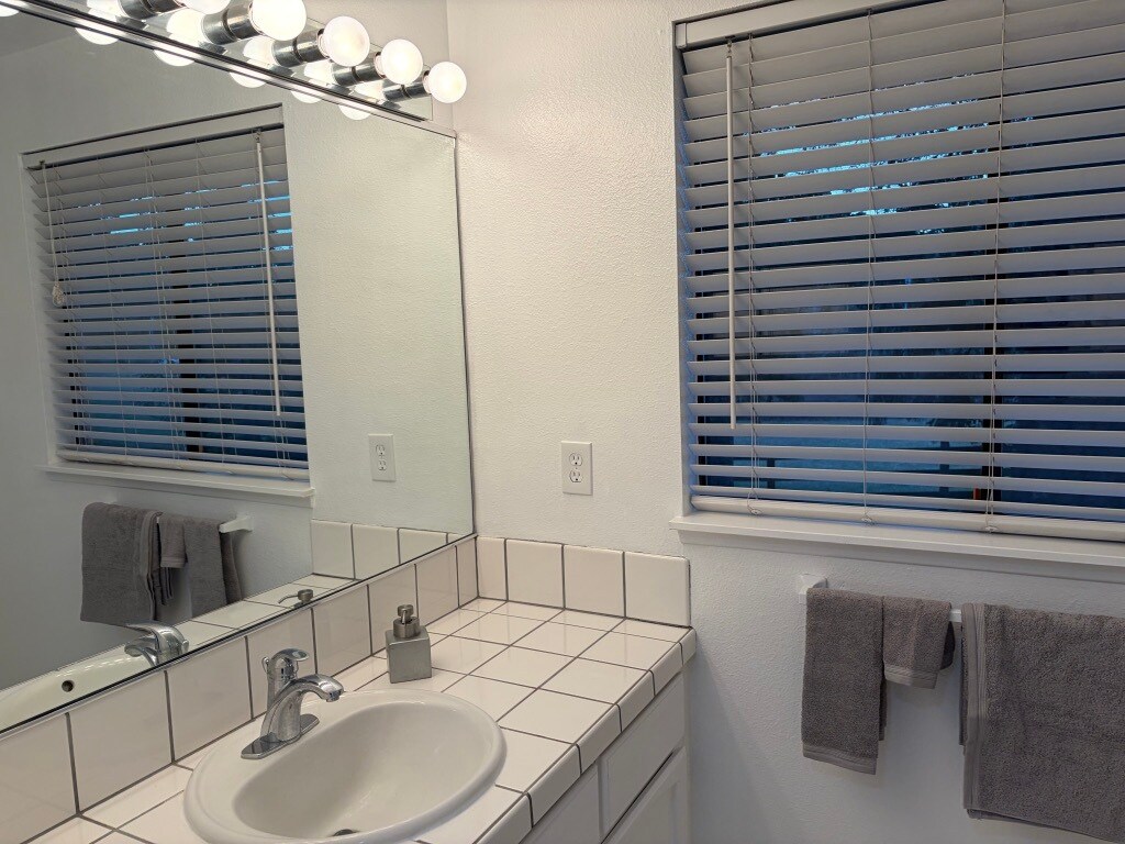 Building Photo - 7748 Zangle Rd NE