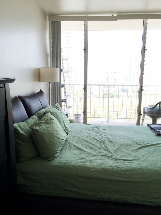 Building Photo - 1 Bedroom, 1 Bath Condo in the Heart of Waikiki – $2,550/month