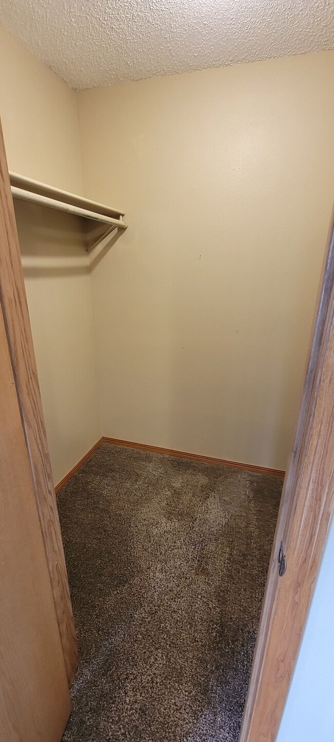 Building Photo - 1637 Carriage Hill