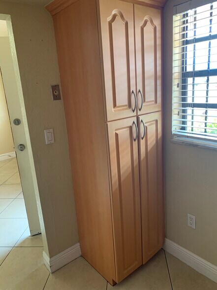 Building Photo - 1335 W 68th St