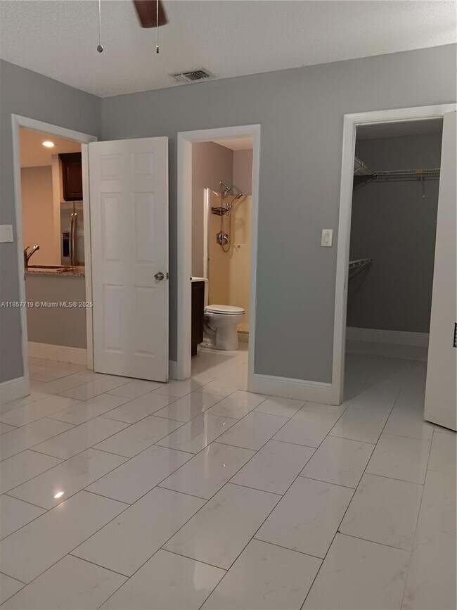 Building Photo - 6040 Shaker Wood Cir
