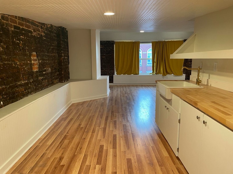 Building Photo - 119 W Main St