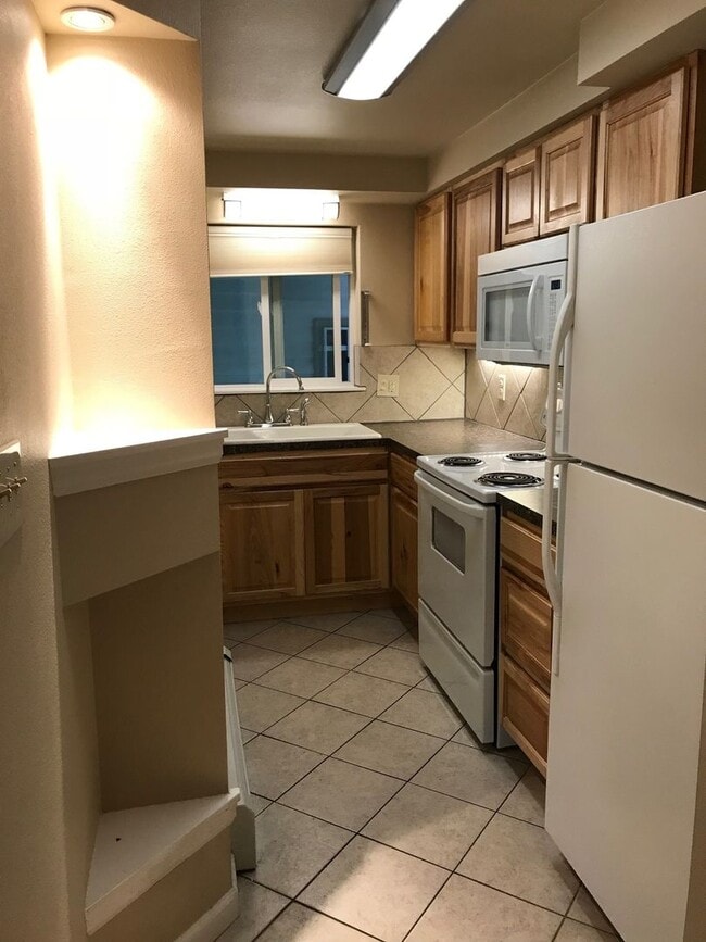 Building Photo - 4 Bedroom Duplex