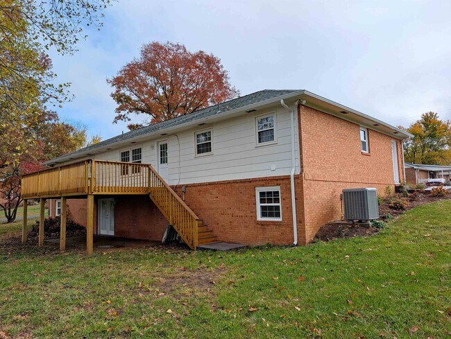 Building Photo - 103 Cherry Ave