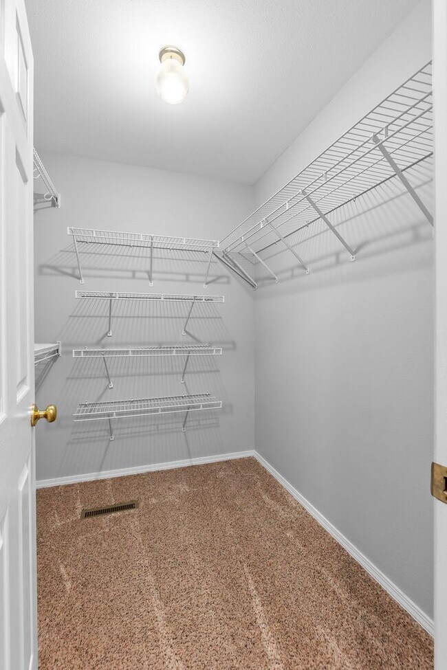 Building Photo - 911 Stonebridge Dr
