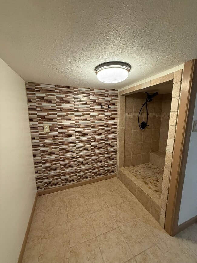 Building Photo - 870 E Main St