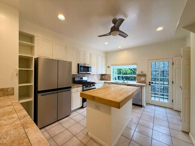 Building Photo - Welcome to This Charming 3BR/2BA Ocean Beach Coastal Home