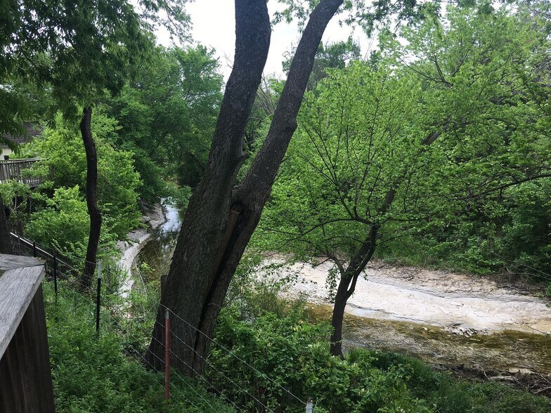 Building Photo - 2102 W Bear Creek Rd