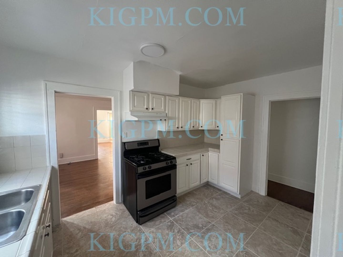 Building Photo - 2-Bedroom Duplex in Prime Mid-Wilshire Area!