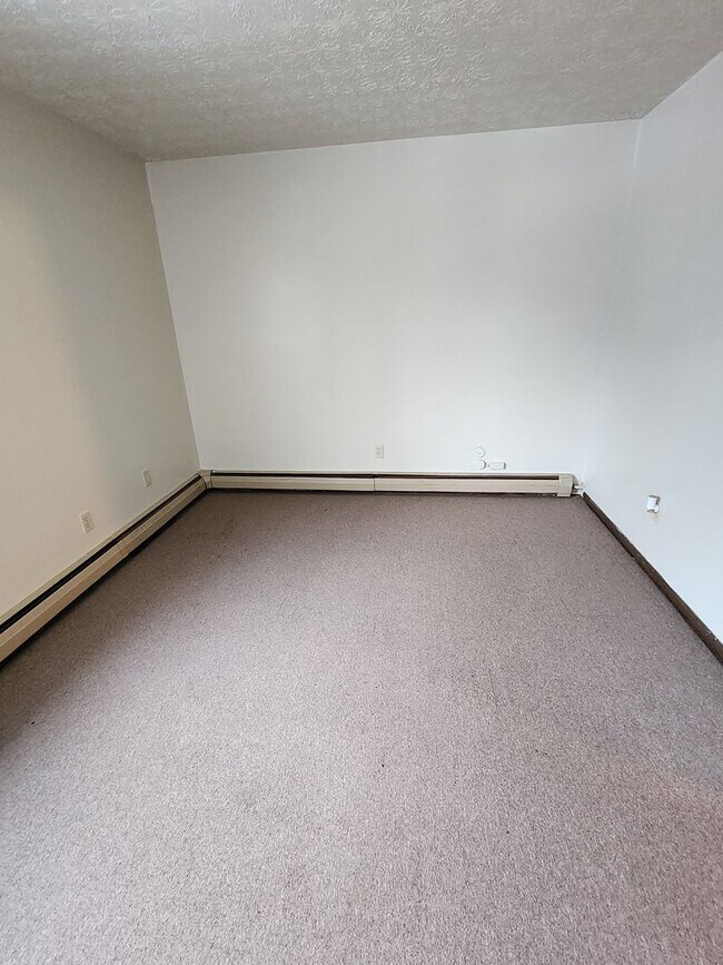 Building Photo - 680-680 Hancock Ave