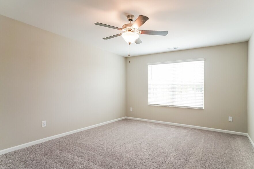 Building Photo - 557 Landing View Dr