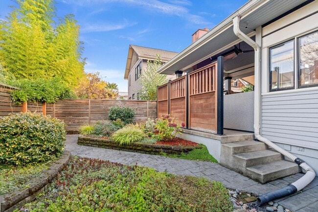 Building Photo - Elegant Grant Park Craftsman with Wine Cel...