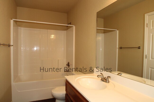 Building Photo - Spacious Duplex