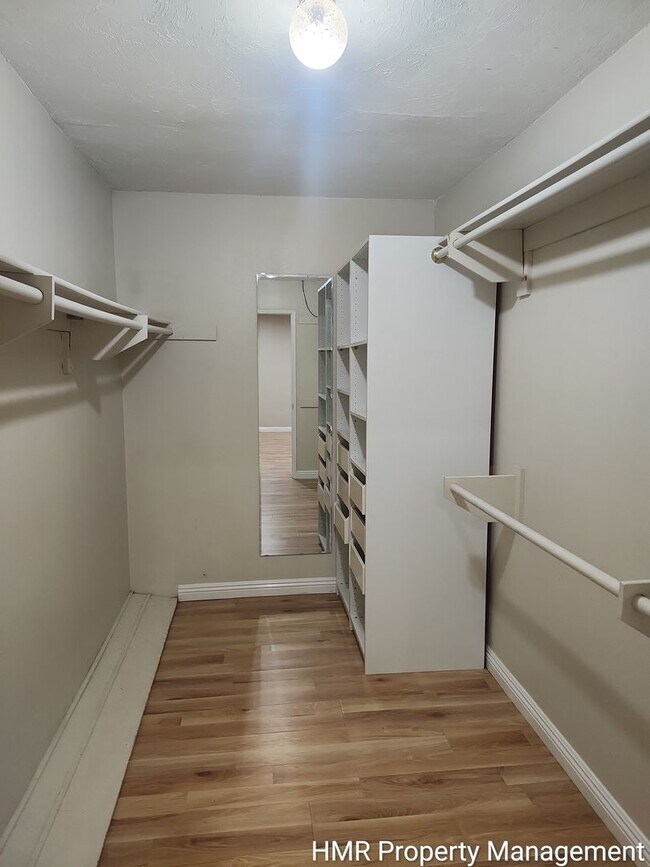 Building Photo - Large Condo in Claremont