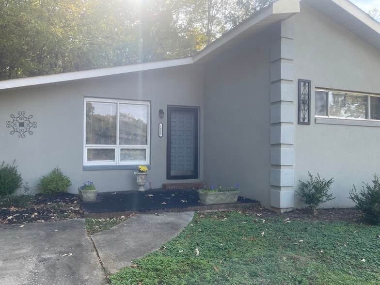 Building Photo - 1085 W Shore Dr