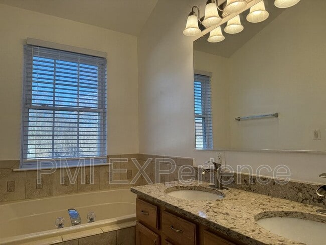 Building Photo - 12914 Woods View St