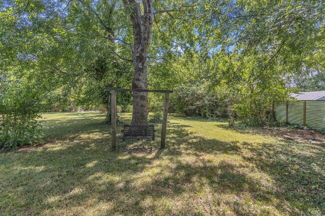 Building Photo - Freshly Painted and Renovated 2-Bedroom Ho...
