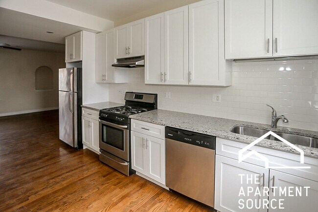 Primary Photo - 1821 W Leland Ave