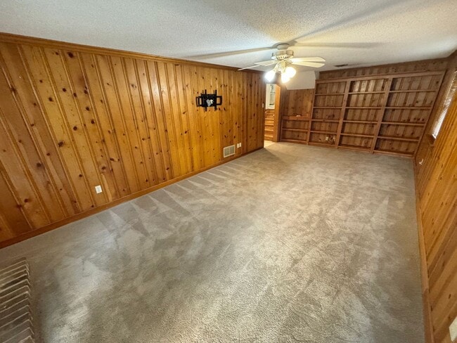 Building Photo - Spacious 4BR/2.5BA Home in Prime West End ...