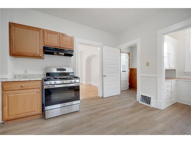 Building Photo - 804 Hawthorne Ave E