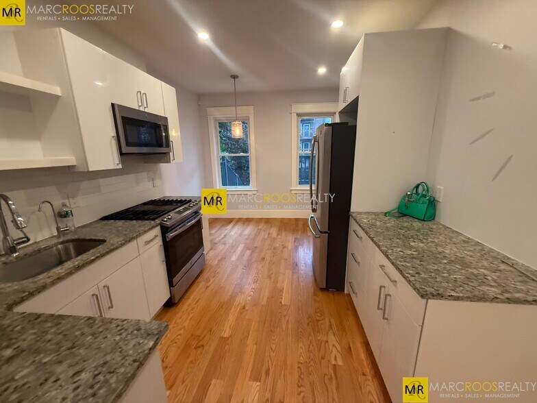 Building Photo - 331 Chelsea St