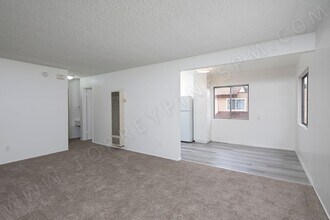 Building Photo - OPEN HOUSE: 12/19 10-11AM ~ 2 BR in Pacific Beach with Parking!