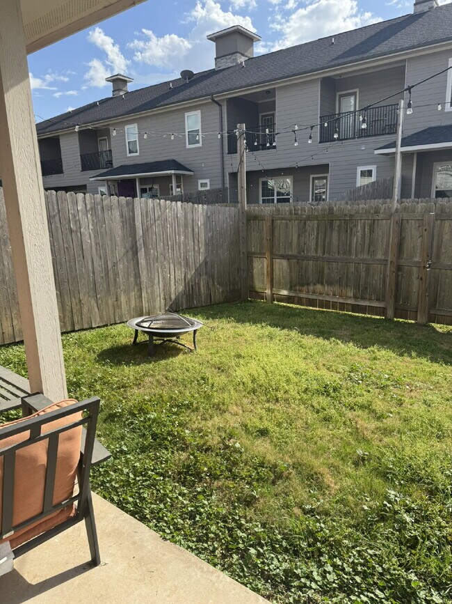 Building Photo - "Spacious 4-Bed, 4.5-Bath Townhouse Retreat in College Station!"