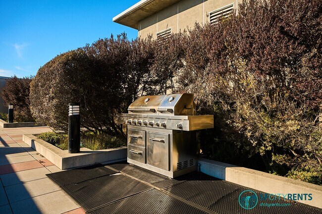 Building Photo - Hayes Valley: 1 Bed + Den @ The Hayes w/ Parking Included, Gym & Shared Roof Deck