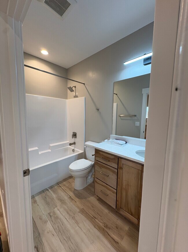 Building Photo - Ririe Apartment unit 5