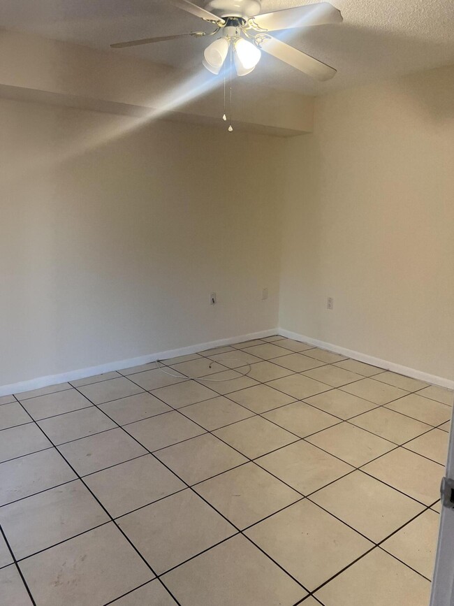 Building Photo - 1009 10th Ln