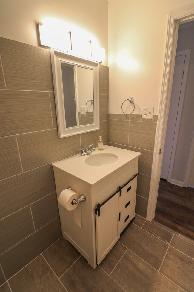 Building Photo - 725 Carlton St