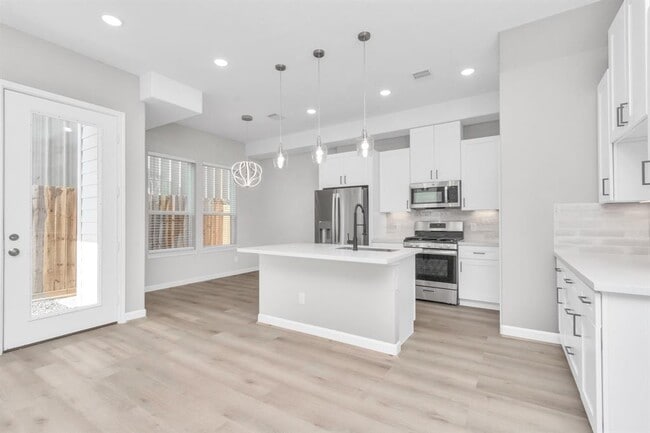 Building Photo - 2347 Hoskins Dr