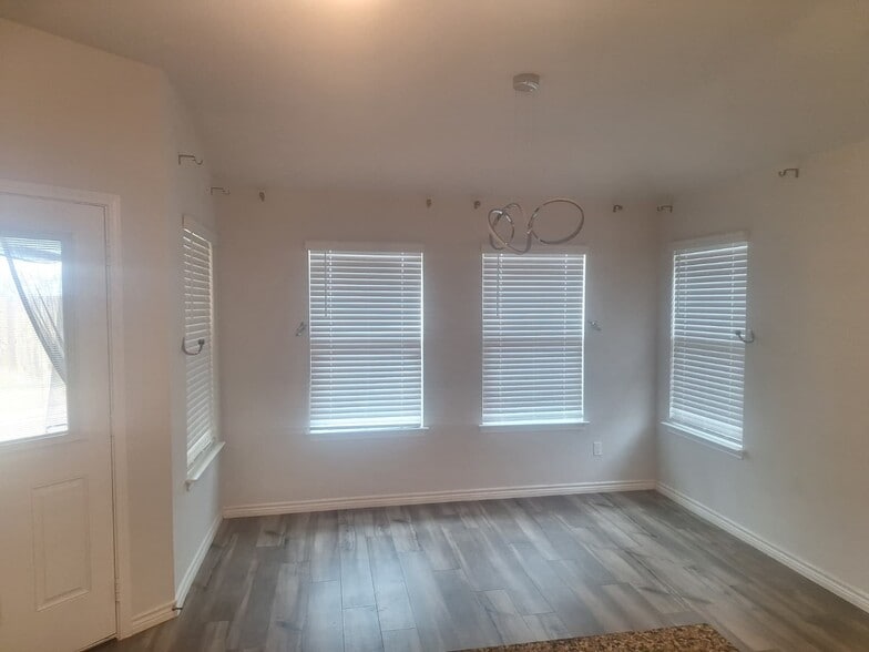 Dining area - 10908 Peperak Ct