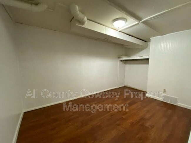 Building Photo - 566 N 9th St