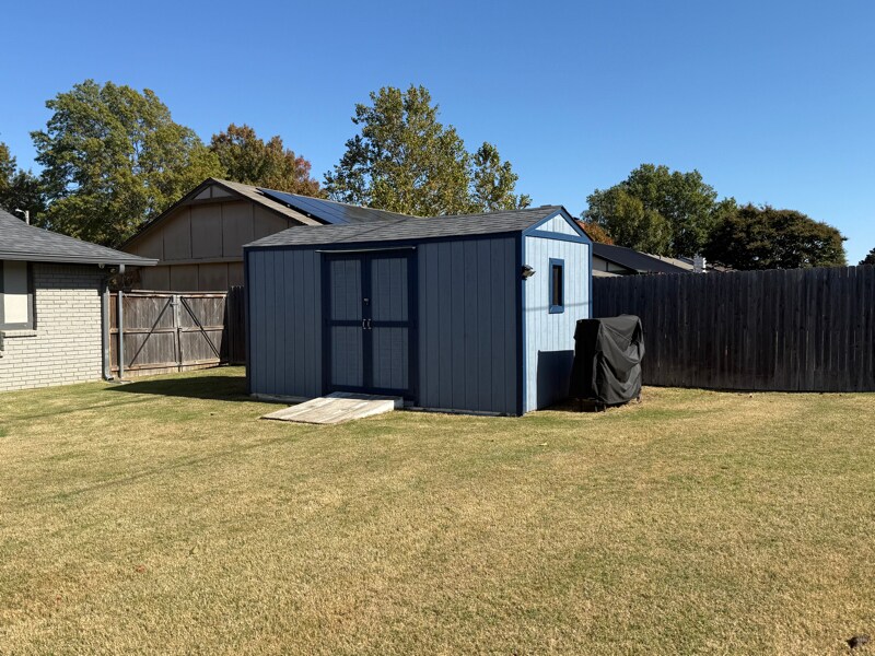 Building Photo - 3213 E Oakridge St