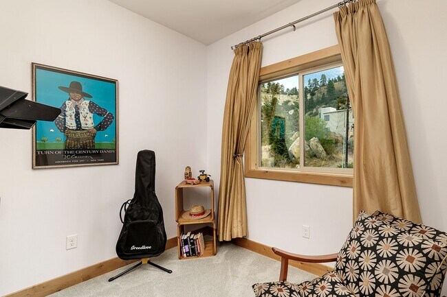 Building Photo - Large 4 bedroom home with Garage - ALL UTI...