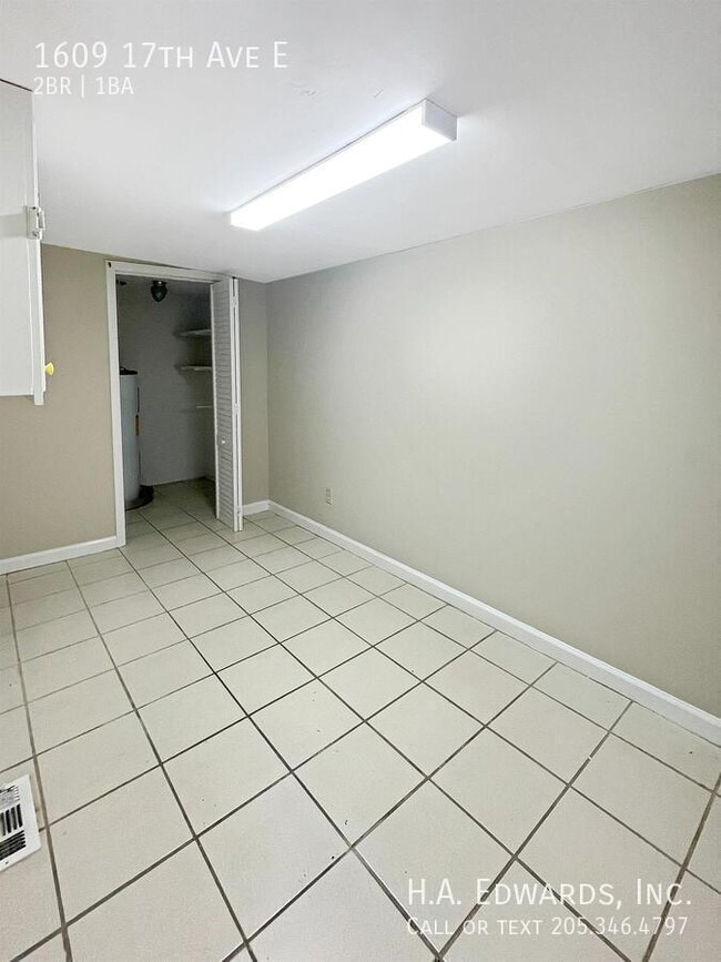 Building Photo - 1609 17th Ave E